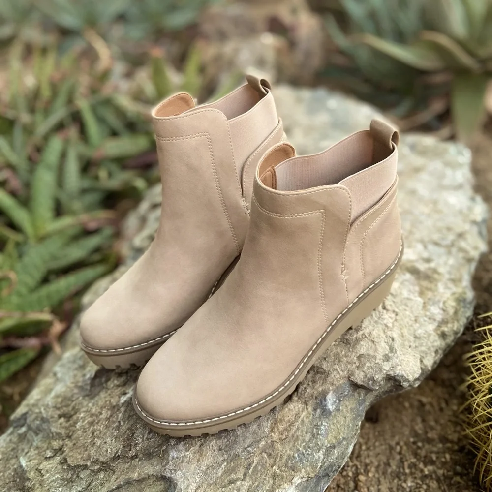 DOLCE VITA ⭐️NWOT Wedge Bootie in Dune